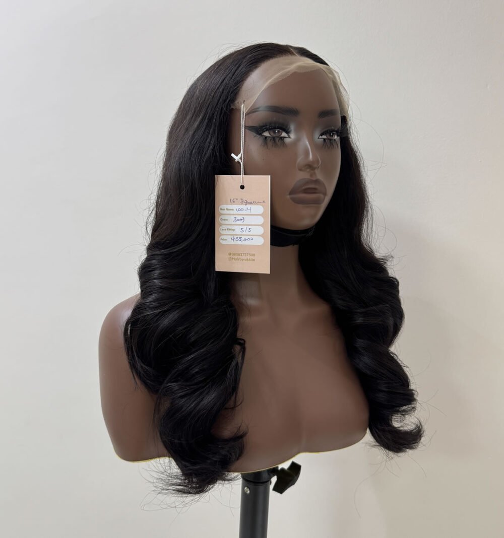 16" 300g signature wavy paired with 5/5 Swiss lace (slightly layered)